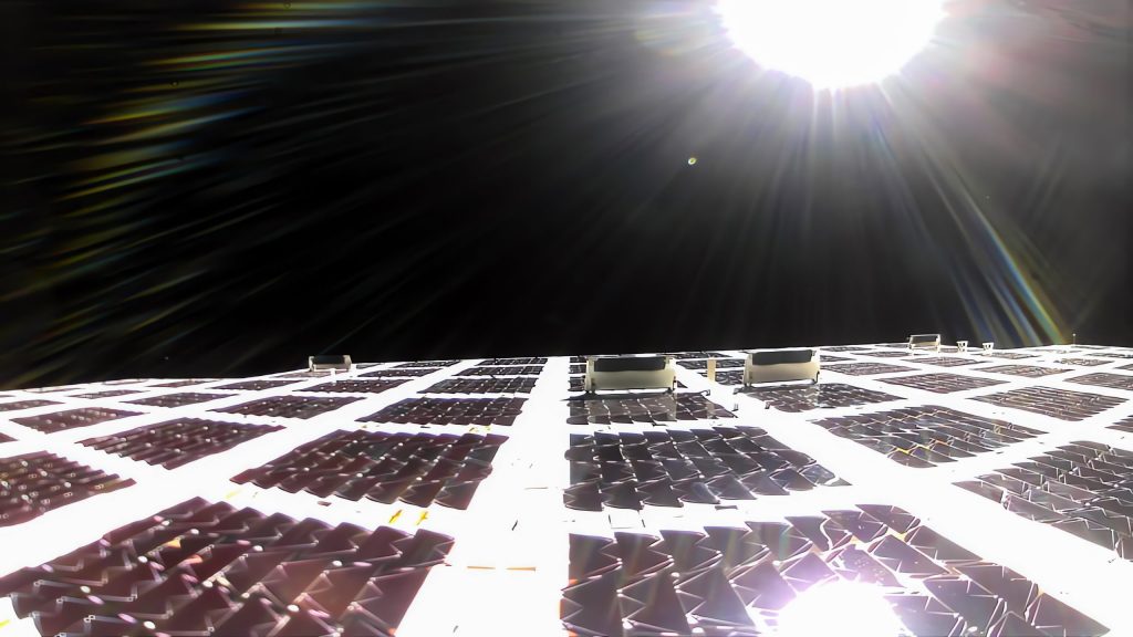 Painel de satélite sob a luz do Sol, em imagem de acervo divulgada pela AST SpaceMobile; não é registro de operação no Brasil